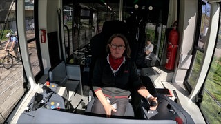 Straßenbahnfahrerin Melanie Schultz im Führerstand ihrer Bahn in Freiburg.