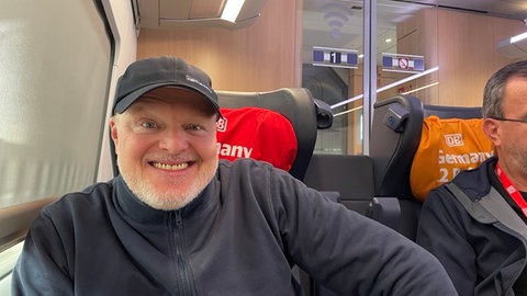 Stefan Raab sitzt im Zug