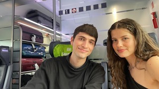 Abor & Tynna sitzen im Zug