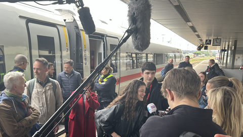 Journalisten interviewen Abor & Tynna in Basel beim Zug
