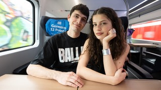 Die deutschen ESC-Teilnehmer Abor und Tynna sitzen ICE der Deutschen Bahn in Richtung Basel.