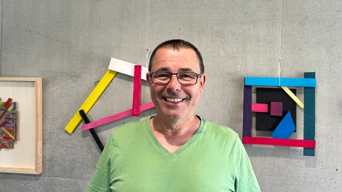 Dietmar Klausmann im evangelischen Montessori-Schulhaus in Freiburg