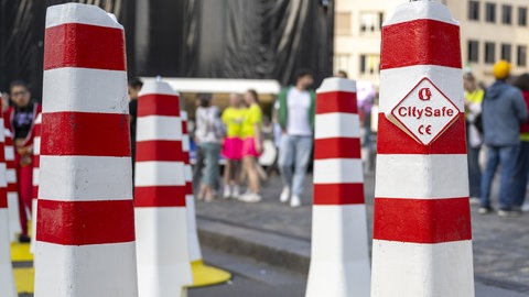 Pöller zur Terrorabwehr an einer Straße. Polizistinnen und Polizisten sind wegen des ESC in Basel im Großeinsatz. 