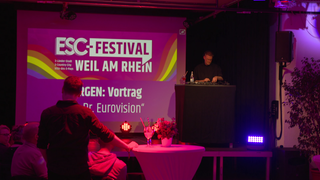 Raum mit DJ im Kulturzentrum Kesselhaus vor einem Public Viewing