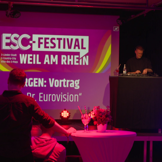 Raum mit DJ im Kulturzentrum Kesselhaus vor einem Public Viewing