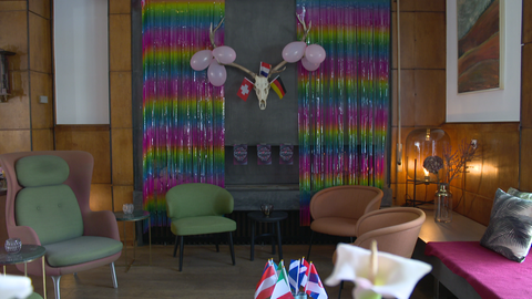 Eine Hotellobby mit ESC-Deko