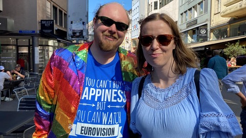 Ein Mann und eine Frau lächeln in die Kamera. Petter Wadstensvik und Hilde Olaussen und Norwegen genießen vor allem das gute Wetter. Bei ihnen daheim liegt noch Schnee.