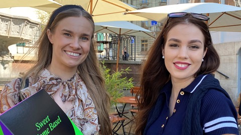 Emiisa Knuutinen (35) und Lilia Larchenko (23) sind aus Helsinki in Finnland zum ESC nach Basel gereist.