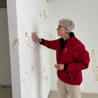 Geschäftsführerin Waltraud Kannen begutachtet die Schäden im Rohbau des Pflegeheims in Hartheim