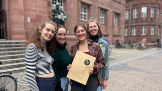 Diese jungen Frauen studieren Theologie und wollen katholische Priesterinnen werden: Ihre Bewerbungen liegen bei Weihbischof Würtz. Er leitet das Priesterseminar in Freiburg.