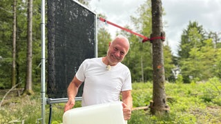 Bürgermeister Engesser vor einem Nebelkollektor