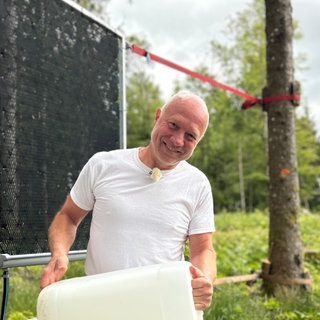 Bürgermeister Engesser vor einem Nebelkollektor