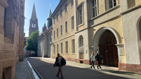 Architektonische Dreifaltigkeit: das Erzbischöfliche Ordinariat (links im Bild), das Erzbischöfliche Priesterseminar (rechts im Bild) und das Freiburger Münster.