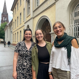 Diese Theologie-Studentinnen hatten sie für das Priesteramt beworben. Mit dem Gespräch mit Weihbischof Würtz sind sie zufrieden. 