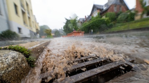Starkregen: Abläufe sind von den Wassermengen teils überfordert