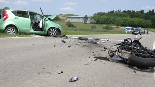 Beim Überholvorgang ist ein Motorradfahrer zwischen Talheim (Kreis Tuttlingen) und Tuningen (Schwarzwald-Baar-Kreis) mit einem Auto zusammengestoßen und dabei ums Leben gekommen.
