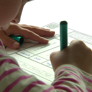 Eine Lehrerin in einer Grundschulklasse