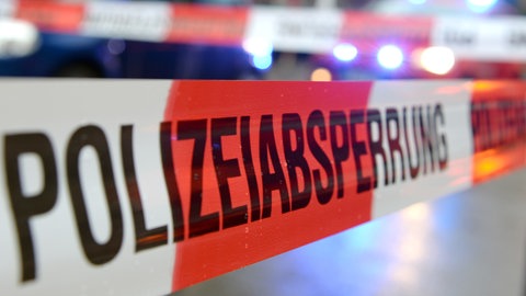 Flatterband mit der Aufschrift "Polizeiabsperrung" (Symbolbild)