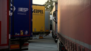 Lkw auf einem Rastplatz an der A5.