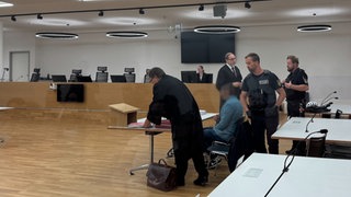 Der 35-jährige Angeklagte nimmt neben seinem Verteidiger Platz. Der Prozess wurde im großen Saal im Landgericht Freiburg fortgesetzt.