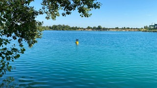 Er glitzert türkis in der Sonne: Der Baggersee in Wyhl ist im Sommer zum Baden sehr beliebt.