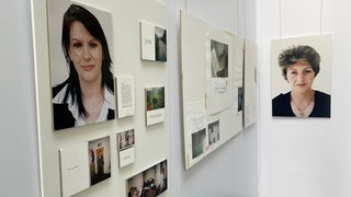 Blick auf einen Teil der Ausstellung "Unsere Sicht - 12 Frauen aus Srebrenica" im Foyer des SWR-Studio Freiburg.