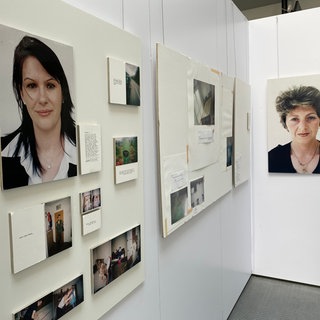 Blick auf einen Teil der Ausstellung "Unsere Sicht - 12 Frauen aus Srebrenica" im Foyer des SWR-Studio Freiburg.