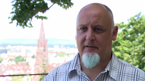 Björn Widmann steht auf dem Freiburger Schlossberg. Er begleitet als Betroffenenbeirat der Erzdiözese Freiburg den Aufarbeitungsprozess kritisch. 
