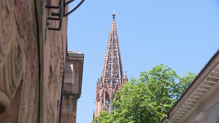 Blick vom Erzbischöflichen Ordinariat in der Schoferstraße auf das Freiburger Münster.
