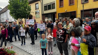Eltern und Kinder bei einer Demonstration in Kenzingen gegen eine deutliche Erhöhung der Gebühren zur Kinderbetreuung. 