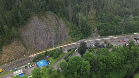 Man sieht die Hangsicherungsarbeiten am Bahnhof Triberg.