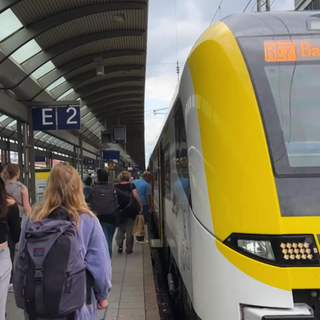 Bahnsteig in Freiburg mit Regionalzug