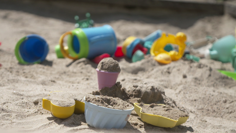 Sandkasten mit Förmchen