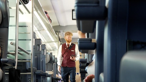 Marius Schebaum kontrolliert Tickets in einem ICE. Der 36-Jährige ist in zehn Wochen Umschulung zum Zugbegleiter bei der Deutschen Bahn geworden. Er pendelt jetzt von Lörrach zu seinem Heimatbahnhof Basel Badischer Bahnhof.