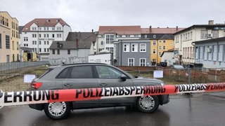 Polizeiabsperrung und ein Pkw am Tatort in einem Hinterhof in der Offenburger Innestadt.