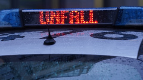 Die Signalschrift auf dem Polizeiauto zeigt "Unfall" an. 