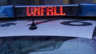 Die Signalschrift auf dem Polizeiauto zeigt "Unfall" an. 