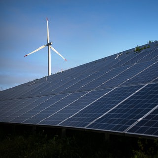 Eine Windkraftanlage und eine Solaranlage (Symbolbild)  