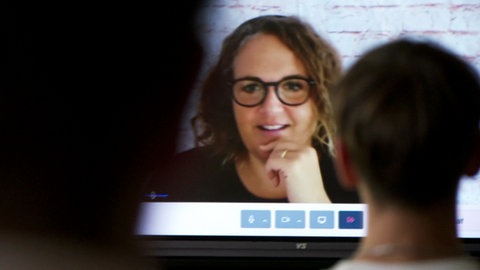 Unternehmerin Gudrun Töpfer berichtet den Schülerinnen und Schülern via Bildschirm von ihrem neuesten Projekt