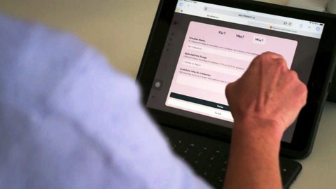 Über die App "Life Teach Us" können Expertinnen und Experten aus ganz Deutschland gebucht und kurzfristig per Video in den Unterricht geholt werden