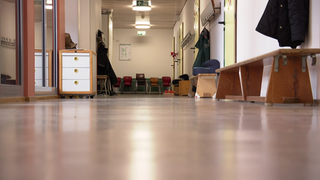 Ein leerer Flur einer Schule. 