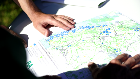 Eine Karte mit blauen Punkten