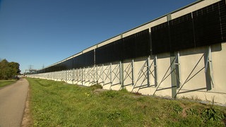 Bald ist die Photovoltaikanlage an der Kärmschutzwamd bei Offenburg-Elgersweier fertig montiert.
