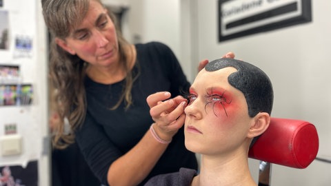 Jorid Lukaczik spielt einen Krebs in dem Musical "Wasserwelt" am Stadttheater in Freiburg.