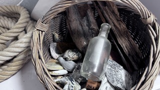 Eine Flaschenpost liegt in einem Korb. Sieben Jahre lag eine auf Sylt gefundene Flaschenpost nicht entziffert bei ihren Findern. Jetzt hat eine Künstliche Intelligenz entschlüsselt, wo der Brief ins Meer geworfen wurde und wie alt er vermutlich ist.