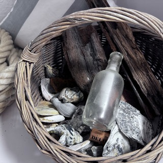 Eine Flaschenpost liegt in einem Korb. Sieben Jahre lag eine auf Sylt gefundene Flaschenpost nicht entziffert bei ihren Findern. Jetzt hat eine Künstliche Intelligenz entschlüsselt, wo der Brief ins Meer geworfen wurde und wie alt er vermutlich ist.