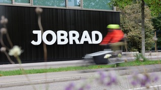 Ein Radfahrer fährt bei dem Dienstradleasing-Anbieter JobRad vorbei.