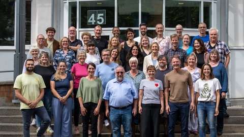 Team des SWR Studios Freiburg vor dem Haupteingang in der Kartäuserstraße