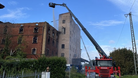 Ein Feuerwehreinsatz an einem abgebrannten Gebäude