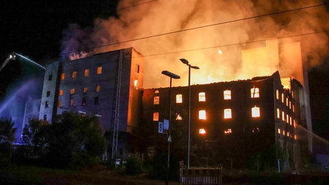 Am frühen Sonntagmorgen ist in Gengenbach (Ortenaukreis) ein Großbrand ausgebrochen. Die ehemalige "Rubin-Mühle" stand in Flammen. Bereits vergangene Woche hatte es im gleichen Gebäudekomplex gebrannt
